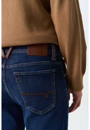 Jean Terra Semi Fitted Para Hombre Detalles En Cuero Jean Terra Semi Fitted Para Hombre Detalles En Cuero Azul 36 VÉLEZ