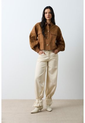 Chaqueta Aguamarina De Tela Para Mujer Bordados En Gamuza Chaqueta Aguamarina De Tela Para Mujer Bordados En Gamuza Miel L VÉLEZ