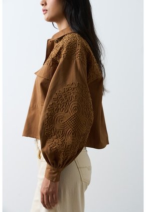 Chaqueta Aguamarina De Tela Para Mujer Bordados En Gamuza Chaqueta Aguamarina De Tela Para Mujer Bordados En Gamuza Miel L VÉLEZ