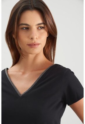 Camiseta Básica Para Mujer Millaré Metálico Decorativo Camiseta Básica Para Mujer Millaré Metálico Decorativo Negro M VÉLEZ