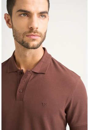 Polo Para Hombre Semi Fit Detalle Jacquard Polo Para Hombre Semi Fit Detalle Jacquard Cafe XL VÉLEZ