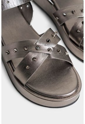 Sandalia Plataforma Calas De Cuero Folia Para Mujer Correa Taches Sandalia Plataforma Calas De Cuero Folia Para Mujer Correa Taches Plata 37 VÉLEZ