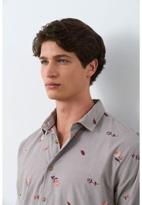 Camisa Lyra 2 Manga Larga Para Hombre Semi Fitted Camisa Lyra 2 Manga Larga Para Hombre Semi Fitted Gris XL VÉLEZ