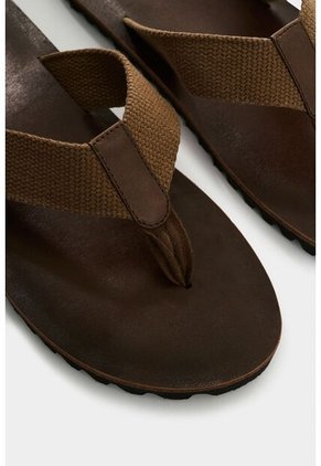 Sandalia Plana Tres Puntadas De Cuero Para Hombre Condell Sandalia Plana Tres Puntadas De Cuero Para Hombre Condell Cafe 44 VÉLEZ