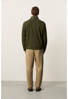 Chaqueta Aron En Gamuza Para Hombre Detalle Cuero Chaqueta Aron En Gamuza Para Hombre Detalle Cuero Verde Oliva L VÉLEZ