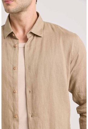 Camisa Manga Larga En Lino Para Hombre Silueta Semi Ajustada Camisa Manga Larga En Lino Para Hombre Silueta Semi Ajustada Tabaco L VÉLEZ