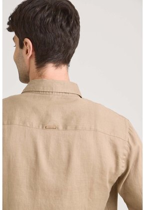 Camisa Manga Larga En Lino Para Hombre Silueta Semi Ajustada Camisa Manga Larga En Lino Para Hombre Silueta Semi Ajustada Tabaco L VÉLEZ