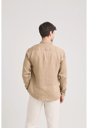 Camisa Manga Larga En Lino Para Hombre Silueta Semi Ajustada Camisa Manga Larga En Lino Para Hombre Silueta Semi Ajustada Tabaco L VÉLEZ