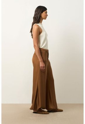 Pantalón Bota Englobada De Tejido Plano Para Mujer Arizona Pantalón Bota Englobada De Tejido Plano Para Mujer Arizona Miel 14 VÉLEZ