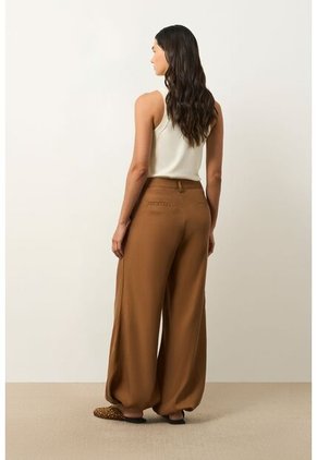 Pantalón Bota Englobada De Tejido Plano Para Mujer Arizona Pantalón Bota Englobada De Tejido Plano Para Mujer Arizona Miel 14 VÉLEZ