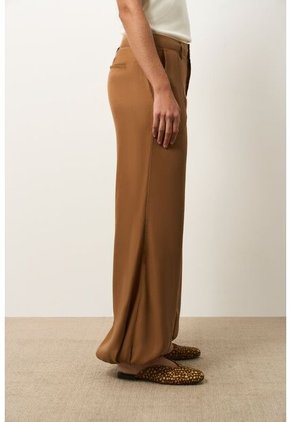 Pantalón Bota Englobada De Tejido Plano Para Mujer Arizona Pantalón Bota Englobada De Tejido Plano Para Mujer Arizona Miel 14 VÉLEZ