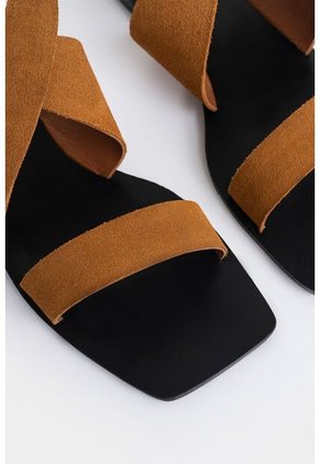 Sandalia Plana Draco De Cuero Para Mujer Amarre Al Tobillo Sandalia Plana Draco De Cuero Para Mujer Amarre Al Tobillo Miel 39 VÉLEZ