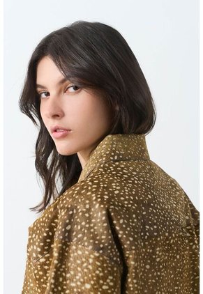 Chaqueta En Cuero Pelo Print Venado Para Mujer Chaqueta En Cuero Pelo Print Venado Para Mujer Miel S VÉLEZ