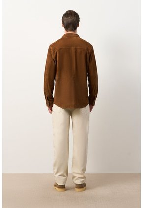 Camisa Mutara De Cuero Gamuzado Para Hombre Semi Ajustada Camisa Mutara De Cuero Gamuzado Para Hombre Semi Ajustada Tabaco M VÉLEZ