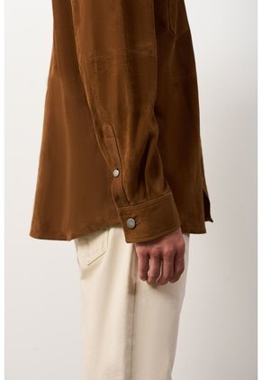 Camisa Mutara De Cuero Gamuzado Para Hombre Semi Ajustada Camisa Mutara De Cuero Gamuzado Para Hombre Semi Ajustada Tabaco M VÉLEZ