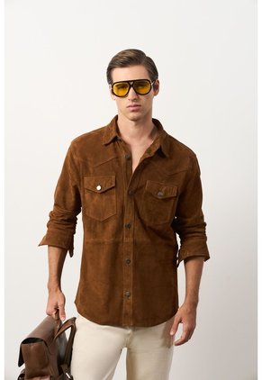 Camisa Mutara De Cuero Gamuzado Para Hombre Semi Ajustada Camisa Mutara De Cuero Gamuzado Para Hombre Semi Ajustada Tabaco M VÉLEZ