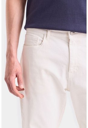 Pantalón En Drill Para Hombre Semi Fitted Pantalón En Drill Para Hombre Semi Fitted Crema 38 Vélez