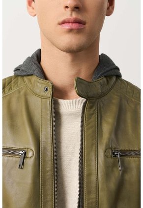 Chaqueta Belmont De Cuero Para Hombre Capucha Y Pechera Chaqueta Belmont De Cuero Para Hombre Capucha Y Pechera Verde Oliva M VÉLEZ