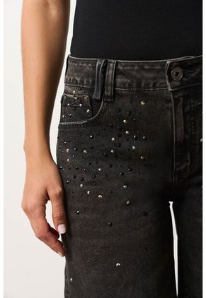 Bermuda Recta Con Detalle Taches Para Mujer Efos Bermuda Recta Con Detalle Taches Para Mujer Efos Negro 10 VÉLEZ