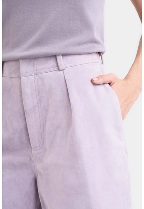 Short Ciboria De Cuero Gamuza Para Mujer Tiro Alto Short Ciboria De Cuero Gamuza Para Mujer Tiro Alto Lila 10 VÉLEZ