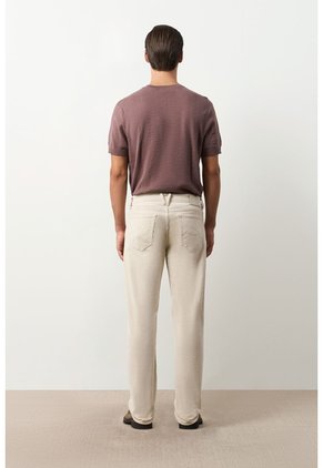 Jeans Fit Regular Para Hombre Dakar Jeans Fit Regular Para Hombre Dakar Crema 36 VÉLEZ