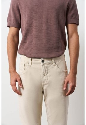 Jeans Fit Regular Para Hombre Dakar Jeans Fit Regular Para Hombre Dakar Crema 36 VÉLEZ