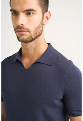 Polo Tejida Para Hombre Cuello En V Polo Tejida Para Hombre Cuello En V Azul Oscuro S VÉLEZ