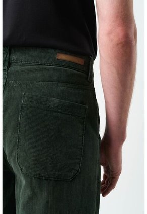 Pantalón Semi Holgado Para Hombre Ivy Pantalón Semi Holgado Para Hombre Ivy Verde Oliva 36 VÉLEZ