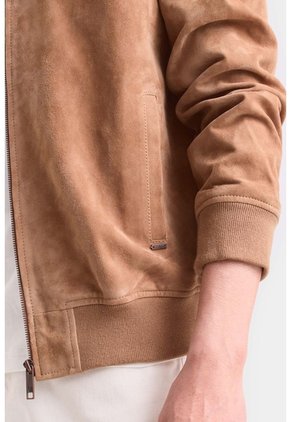 Chaqueta Bomber Helios De Cuero Gamuza Para Hombre Silueta Liviana Chaqueta Bomber Helios De Cuero Gamuza Para Hombre Silueta Liviana Camel XXL VÉLEZ