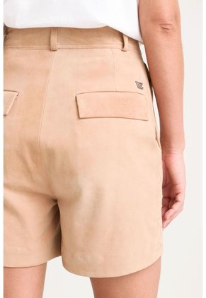 Short Ciboria De Cuero Gamuza Para Mujer Tiro Alto Short Ciboria De Cuero Gamuza Para Mujer Tiro Alto Arena 05 VÉLEZ