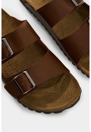 Sandalia Plana Elia De Cuero Para Hombre Doble Hebilla Sandalia Plana Elia De Cuero Para Hombre Doble Hebilla Miel 43 VÉLEZ