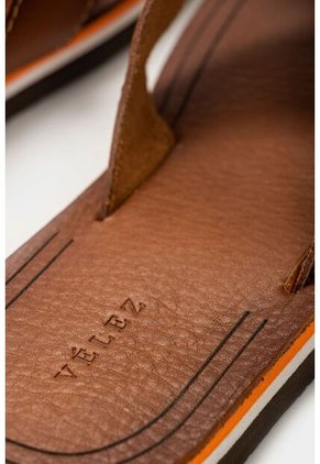 Sandalia Playera Varenna De Cuero Para Hombre Contrastes Miel Sandalia Playera Varenna De Cuero Para Hombre Contrastes Miel 44 Vélez