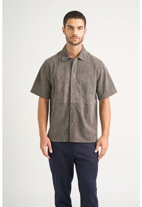 Camisa Manga Corta Orión De Cuero Gamuzado Para Hombre Semi Fitted Camisa Manga Corta Orión De Cuero Gamuzado Para Hombre Semi Fitted Gris M VÉLEZ