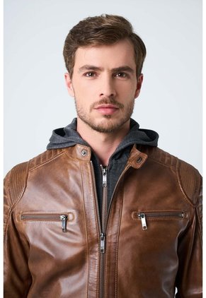 Chaqueta Belmont De Cuero Para Hombre Capucha Y Pechera Chaqueta Belmont De Cuero Para Hombre Capucha Y Pechera Miel M VÉLEZ