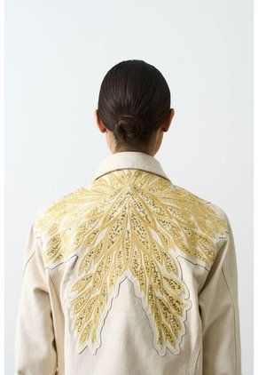 Chaqueta Circe Trucker En Black Denim Aplique Bordado Chaqueta Circe Trucker En Black Denim Aplique Bordado Crema M VÉLEZ