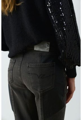 Jean Bota Recta Black En Denim Para Mujer Cortes Cuero Jean Bota Recta Black En Denim Para Mujer Cortes Cuero Gris 10 VÉLEZ