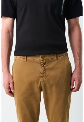 Pantalón Chino Italo Para Hombre Semifitted Pantalón Chino Italo Para Hombre Semifitted Cafe Claro 28 VÉLEZ