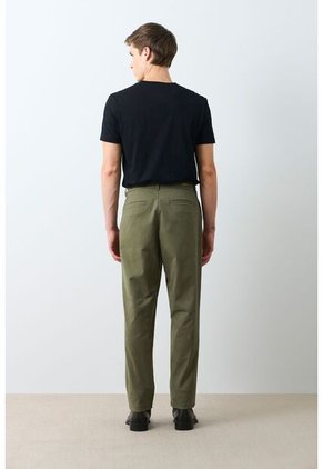 Pantalón Apis En Drill Para Hombre Silueta Baggy Pantalón Apis En Drill Para Hombre Silueta Baggy Verde Oliva 34 VÉLEZ