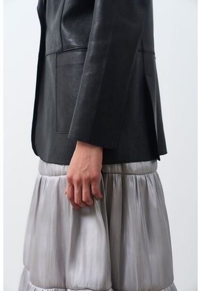 Blazer Astromelia En Cuero Ovino Para Mujer Silueta Recta Blazer Astromelia En Cuero Ovino Para Mujer Silueta Recta Negro L VÉLEZ