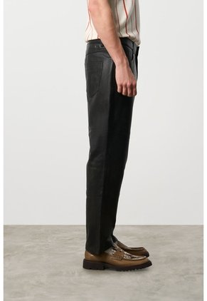 Pantalón Semi Fitted De Cuero Para Hombre Sole Pantalón Semi Fitted De Cuero Para Hombre Sole Negro 32 VÉLEZ