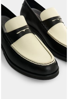 Mocasín En Cuero Para Mujer Xinca Mocasín En Cuero Para Mujer Xinca Negro 37 VÉLEZ