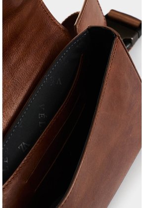 Riñonera Dune De Cuero Para Hombre Silueta Hexagonal Riñonera Dune De Cuero Para Hombre Silueta Hexagonal Miel VÉLEZ