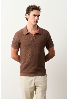 Polo Manga Corta Draco 2.0 Tejida Para Hombre Texturizada Polo Manga Corta Draco 2.0 Tejida Para Hombre Texturizada Tabaco XL VÉLEZ