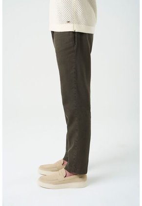 Pantalón Aron En Lino Para Hombre Ribete Cuero Pantalón Aron En Lino Para Hombre Ribete Cuero Verde Oliva 32 VÉLEZ