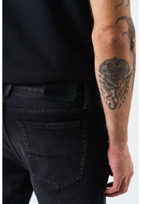 Jean Capri Semi Fitted Para Hombre Black Denim Jean Capri Semi Fitted Para Hombre Black Denim Negro 32 VÉLEZ