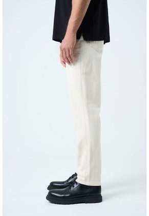Pantalón Calluna Confort Para Hombre Semi Fitted Pantalón Calluna Confort Para Hombre Semi Fitted Crema 30 VÉLEZ