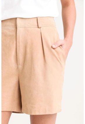 Short Ciboria De Cuero Gamuza Para Mujer Tiro Alto Short Ciboria De Cuero Gamuza Para Mujer Tiro Alto Arena 06 VÉLEZ