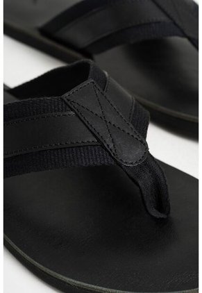 Sandalia Plana Alfil 2 De Cuero Para Hombre Capellada En Reata Sandalia Plana Alfil 2 De Cuero Para Hombre Capellada En Reata Negro 40 VÉLEZ