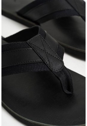 Sandalia Plana Alfil 2 De Cuero Para Hombre Capellada En Reata Sandalia Plana Alfil 2 De Cuero Para Hombre Capellada En Reata Negro 40 VÉLEZ