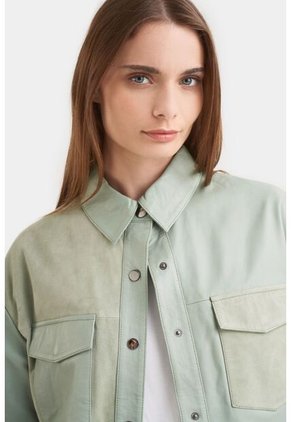 Camisa Samur De Cuero Y Gamuza Silueta Oversized Camisa Samur De Cuero Y Gamuza Silueta Oversized Agua Marina M VÉLEZ